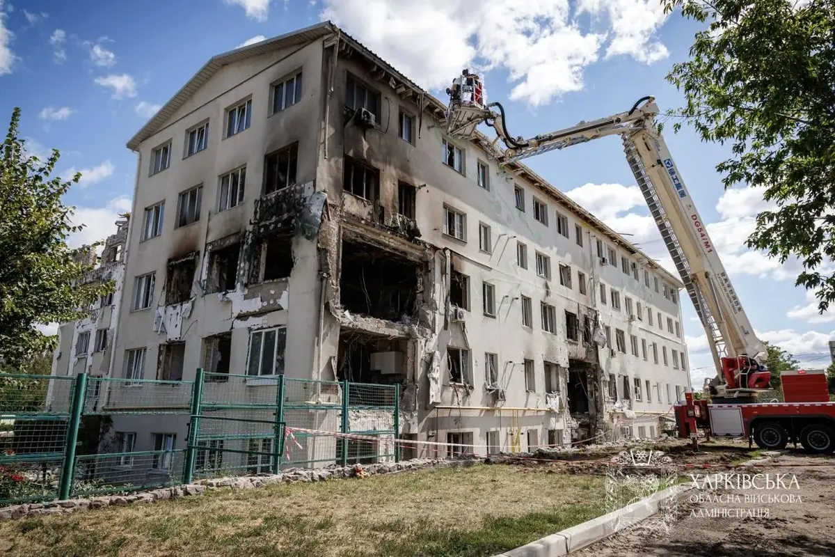 Людей відселили, а будівлю можуть знести: після атаки дронів у Харкові вирішують долю пошкодженого будинку