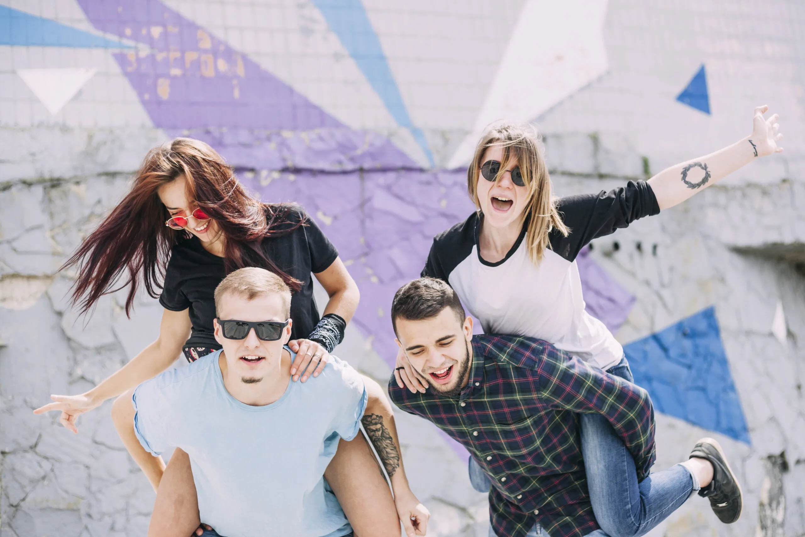 З Днем молоді 2025: красиві листівки та душевні побажання до свята