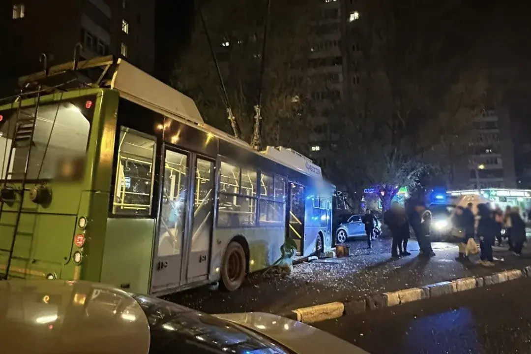 У Харкові тролейбус влетів у зупинку, бо водію стало погано