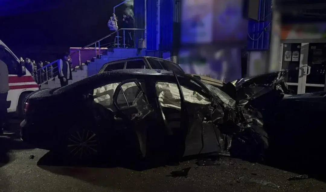 На Харківщині невідомий вилетів на зустрічку, розтрощив кілька авто й відправив пасажирку до лікарні