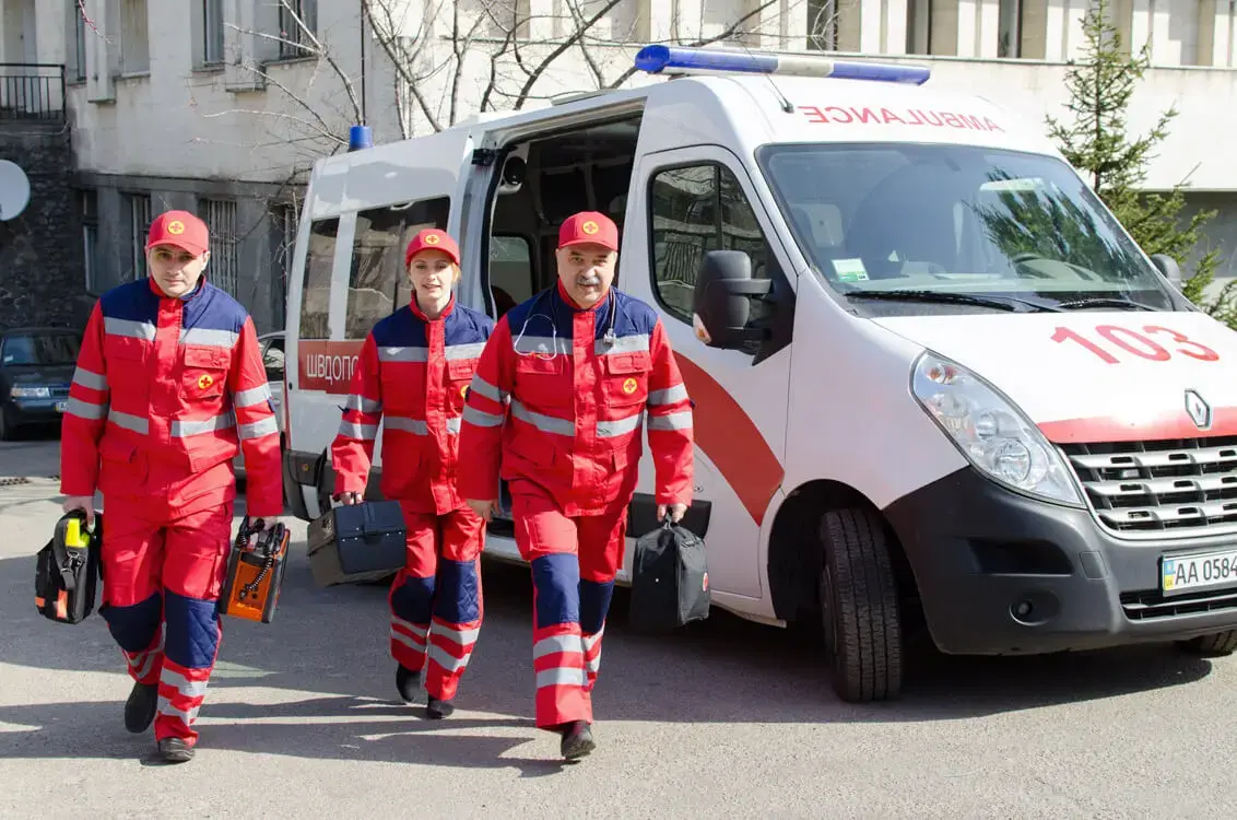На Харківщині чоловік ледь не зірвав порятунок коханої, напавши на медиків