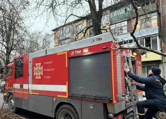 Пожежа в Харкові: загинула молода жінка, ще 10 людей врятували
