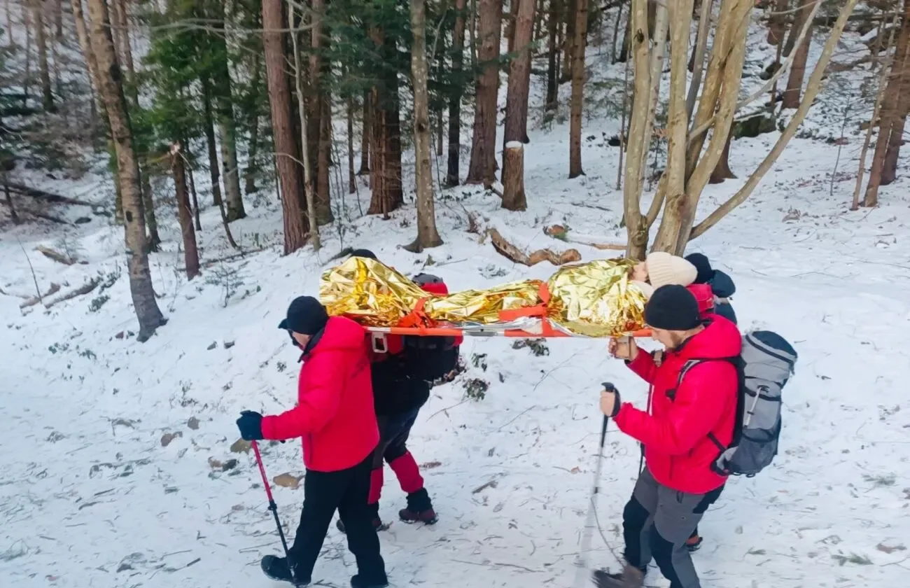 Рятувальники виносили травмовану харків'янку зі Скель Довбуша