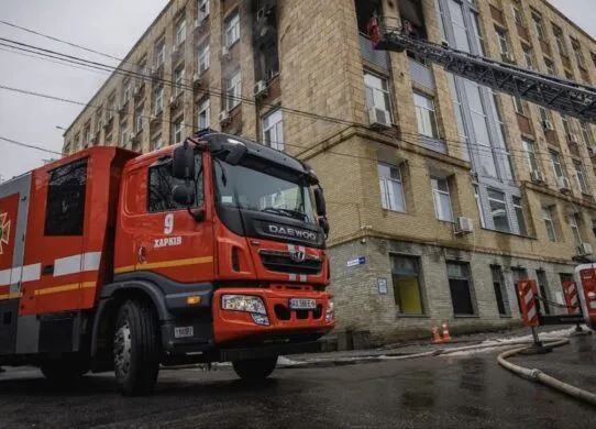 У Харкові рятувальники витягли 8 людей із задимленого офісу