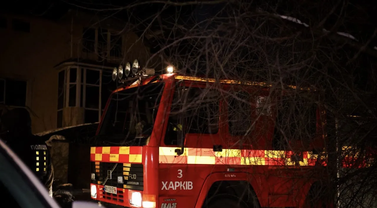 У Харкові жінка намагалася врятуватися і вистрибнула з вікна