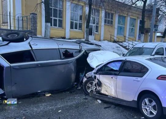 Потрійна аварія у Харкові: на Полтавському шляху Volkswagen протаранив дві машини