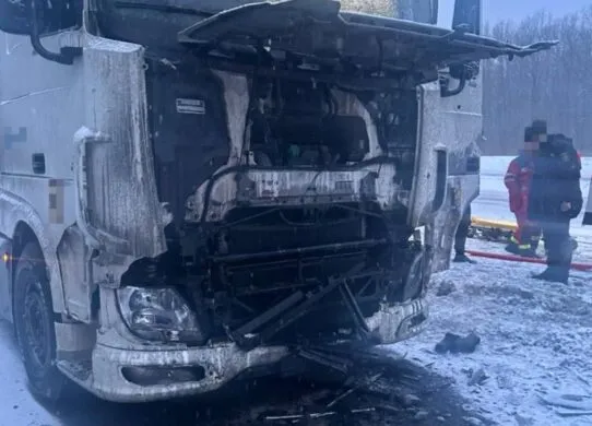 Росіяни обстріляли дроном вантажівки на трасі Харків - Київ: постраждали люди