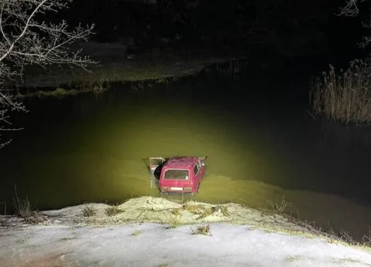 У Харкові водій "під кайфом" злетів на ВАЗі у водойму