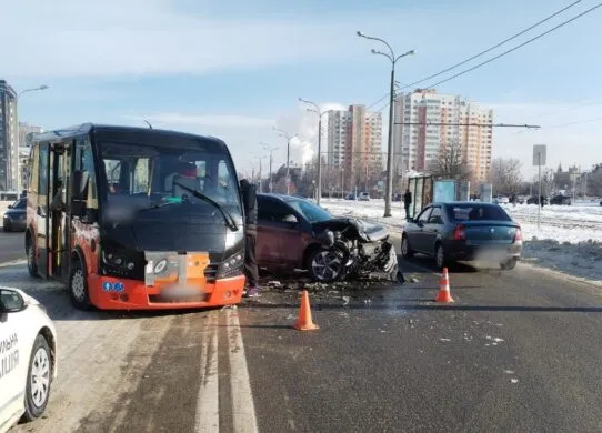 У Харкові пасажирський автобус влетів у легковик