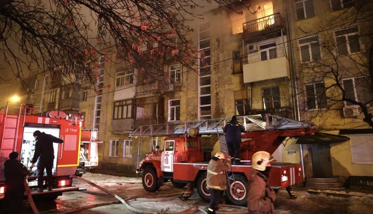 У Харкові на Салтівці спалахнув дах чотириповерхівки
