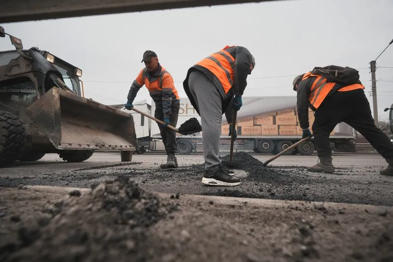 Київська траса на Харківщині: коли нарешті залатають 50 км суцільних ям