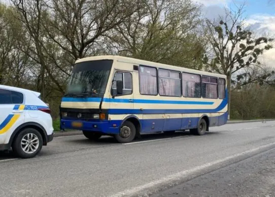На Харківщині чоловік потрапив під колеса автобуса: деталі