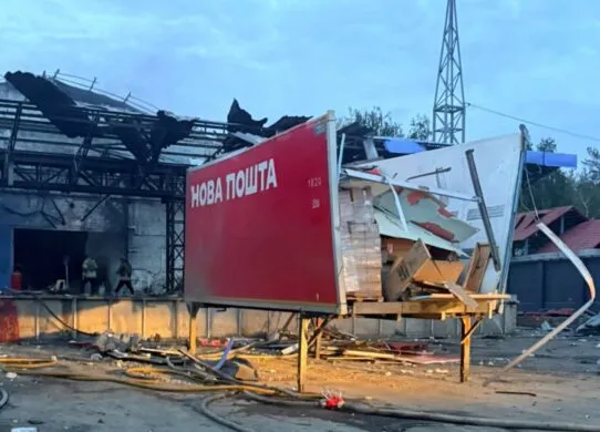 За добу росіяни тричі атакували депо "Нової пошти" у Харкові