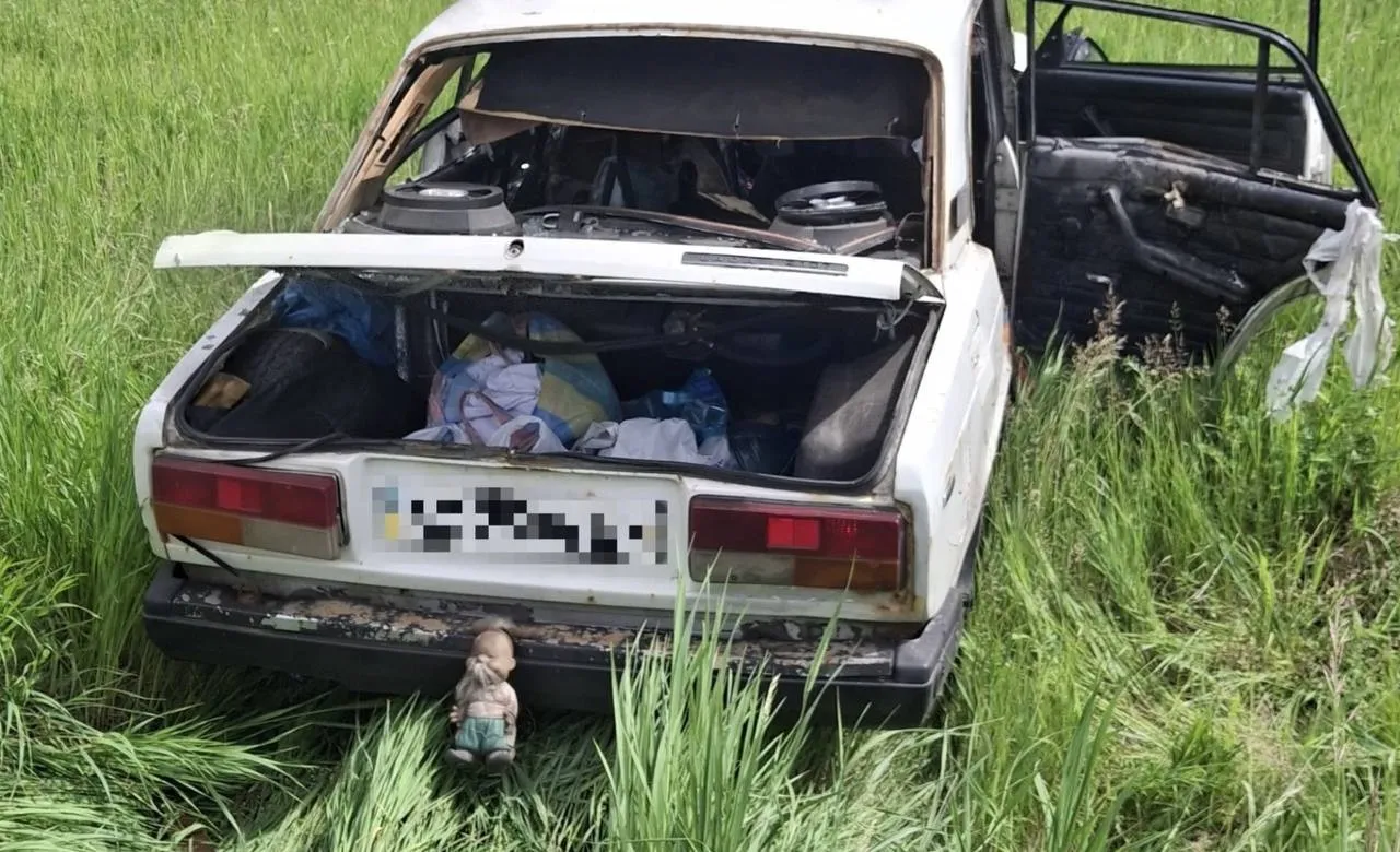 Росіяни вгатили дроном-камікадзе по цивільній машині на Харківщині: є поранені
