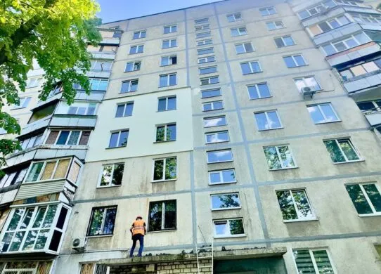 У Харкові відновлюють побиту обстрілами багатоповерхівку