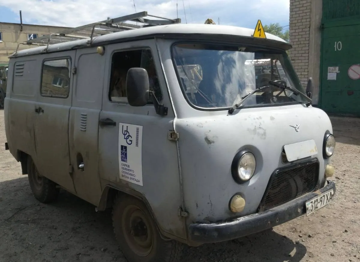 Російський дрон атакував машину "Харківобленерго": уламки пробили кузов, люди вціліли