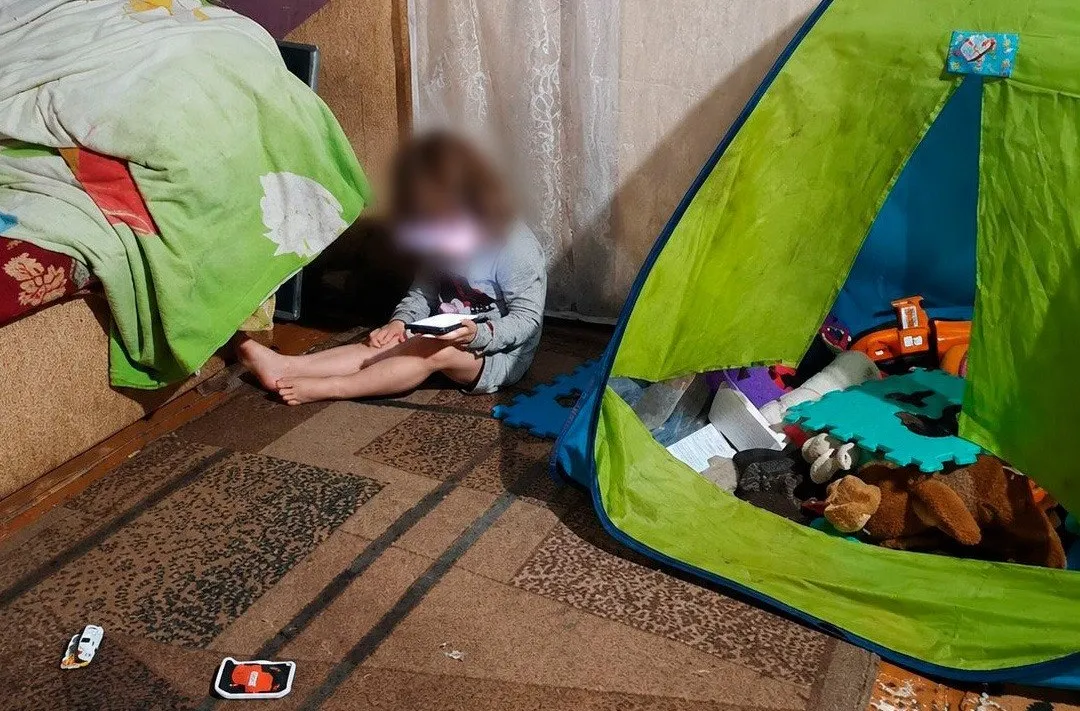 Залишила трирічних двійнят на 10-річну дитину: на Харківщині поліція покарала матір за п'янку