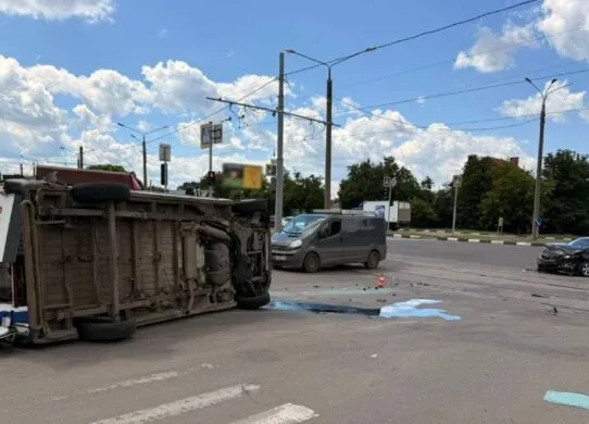 ДТП зі швидкою у Харкові: спецавтомобіль їхав на червоне світло, є постраждалі