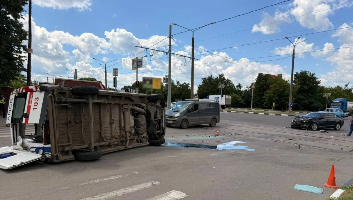 ДТП зі швидкою у Харкові: спецавтомобіль їхав на червоне світло, є постраждалі