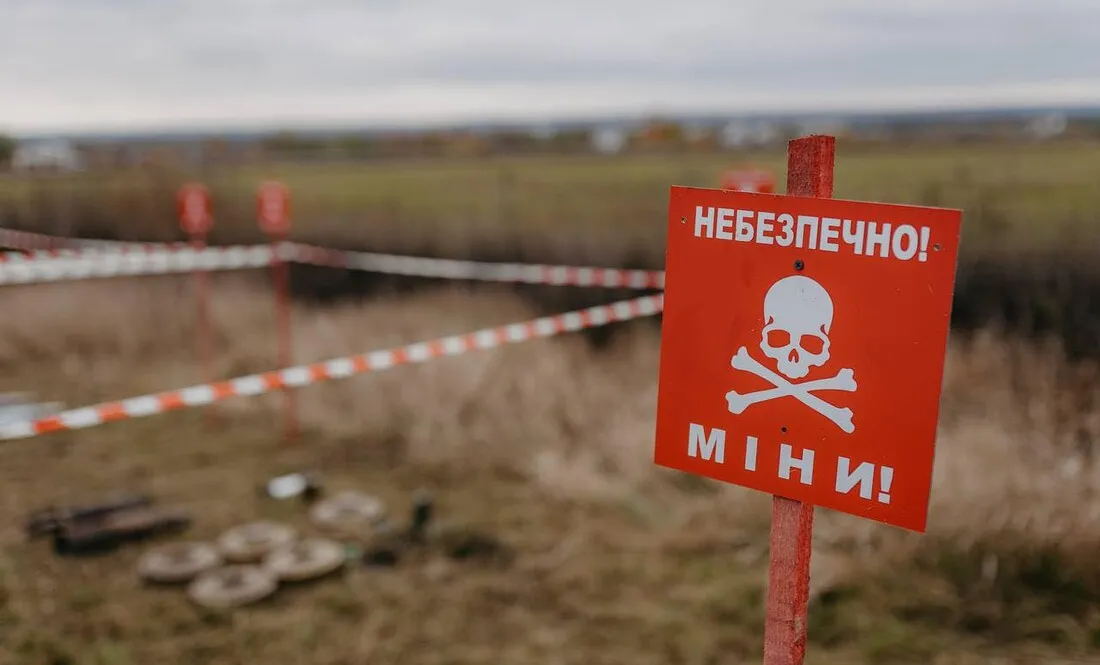 Трагедія на Харківщині: біля зупинки громадського транспорту на міні підірвалися троє людей