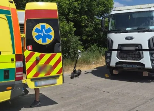 Підлітки на електросамокаті потрапили під вантажівку на Харківщині: деталі