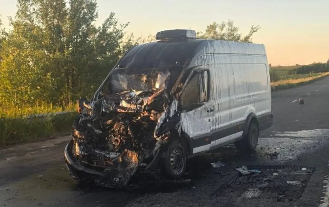 ДТП під час дорожніх робіт на Харківщині: Ford протаранив припарковане авто, постраждав робітник