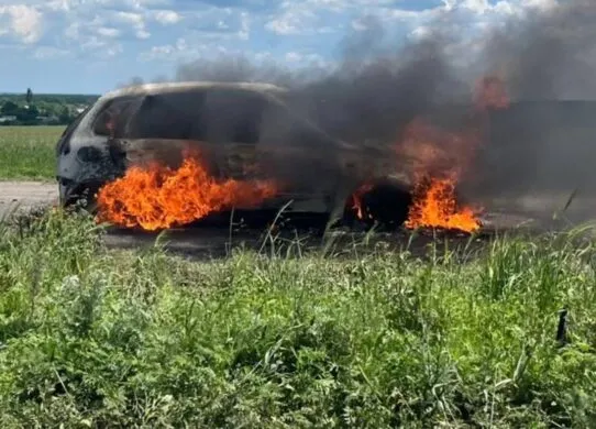 Російські безпілотники атакували житловий будинок та цивільне авто на Харківщині: є постраждалі