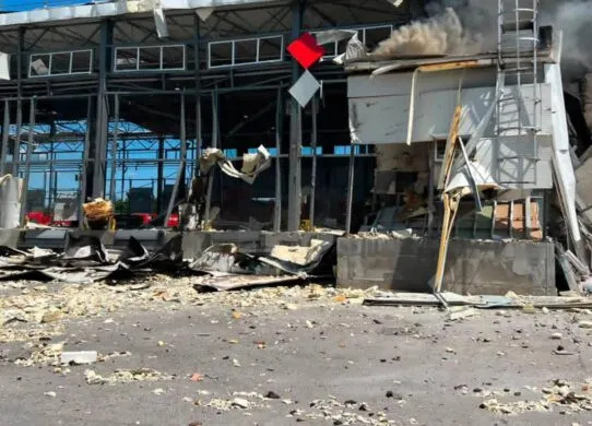 Ракетний удар по поштовому терміналу на Харківщині: четверо загиблих, десятки поранених
