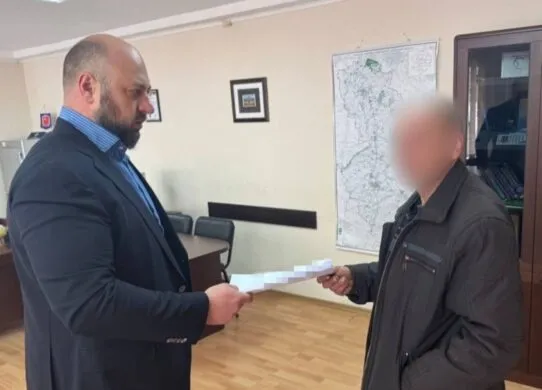 На Харківщині 16-річна дівчинка з інвалідністю народила від власного батька: як його покарали