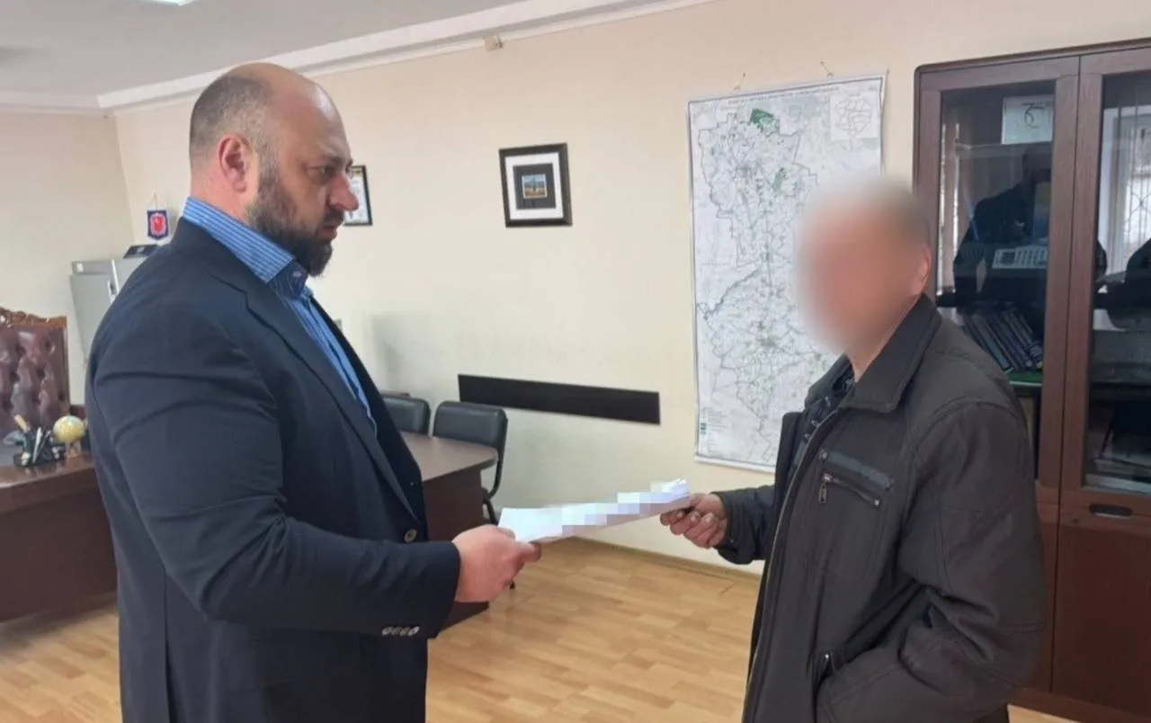 На Харківщині 16-річна дівчинка з інвалідністю народила від власного батька: як його покарали