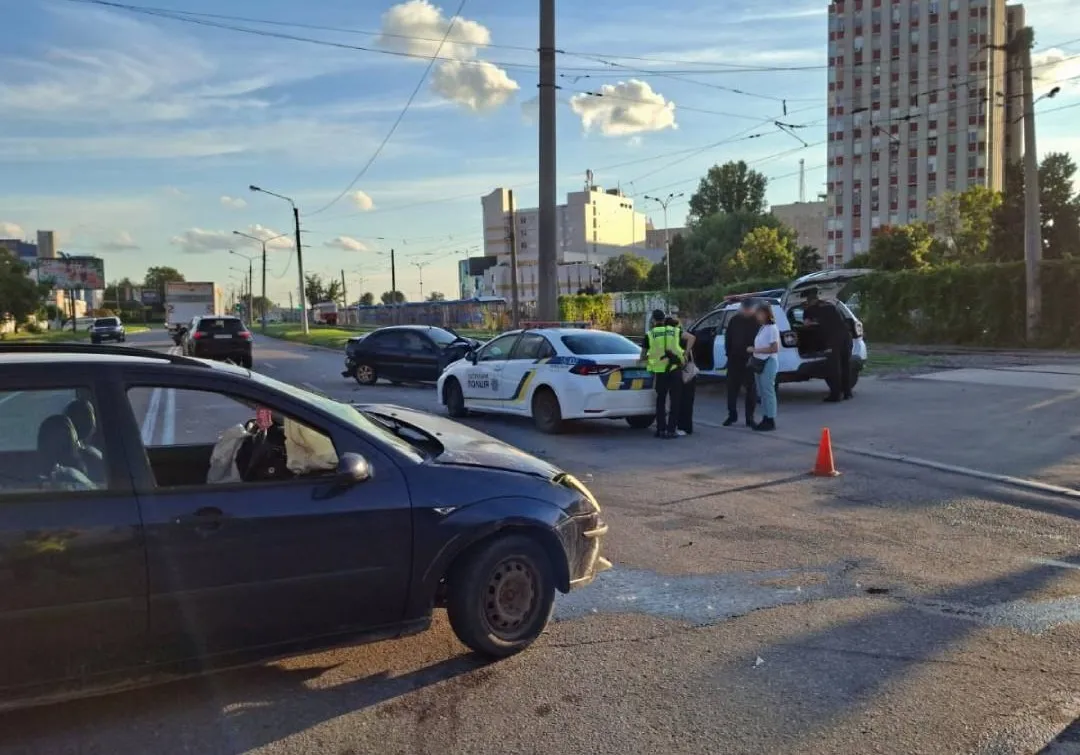 Збила людину й втекла: у Харкові поліція шукає водійку Ford Focus
