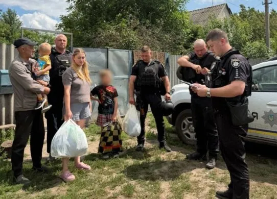 На Харківщині родини з дітьми закликають терміново евакуюватися