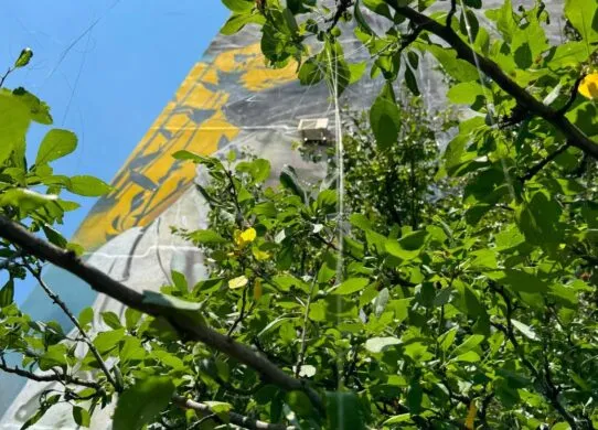 Росіяни вдарили по багатоповерхівці у Харкові дроном на оптоволокні