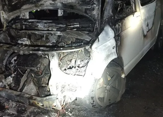 Підпалила одну машину, а дорогою назад - іншу: суд Харкова покарав 15-річну палійку