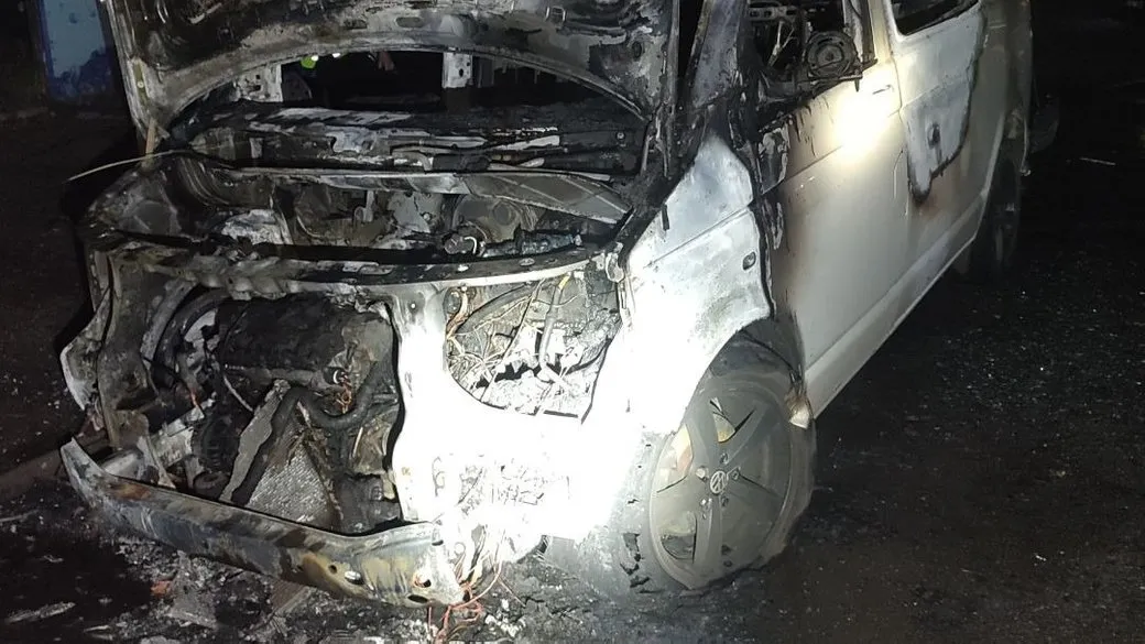 Підпалила одну машину, а дорогою назад - іншу: суд Харкова покарав 15-річну палійку