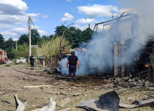 Ізюм на Харківщині пережив авіаудар: постраждали люди, спалахнула пожежа