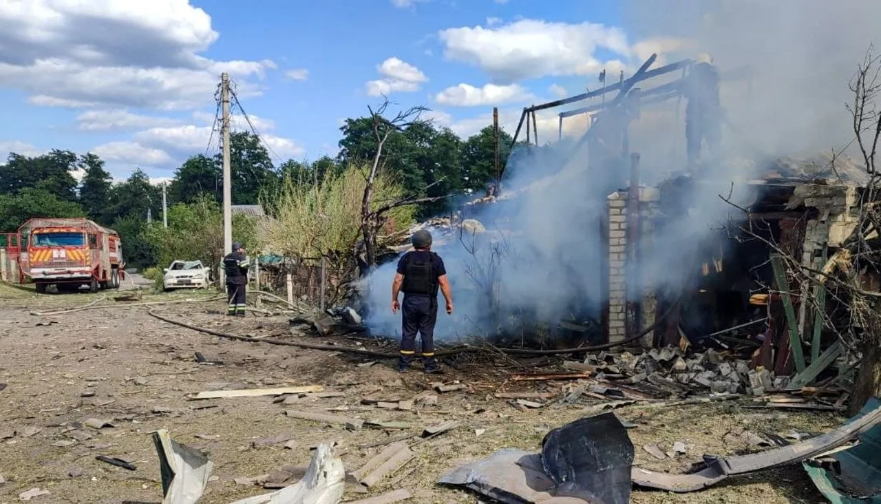Ізюм на Харківщині пережив авіаудар: постраждали люди, спалахнула пожежа