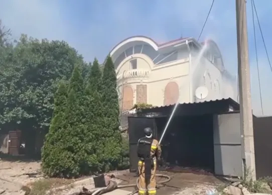 Обстріли Харкова: ворог поцілив у садибу відомого скульптора Катіба Мамедова