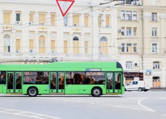 Транспорт у Харкові 23 серпня працюватиме довше: графік останніх рейсів
