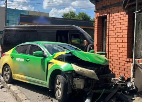Автобус не розминувся з легковиком у Харкові: деталі аварії з потерпілими