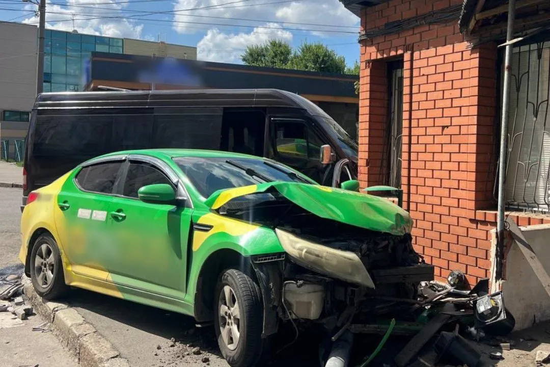 Автобус не розминувся з легковиком у Харкові: деталі аварії з потерпілими