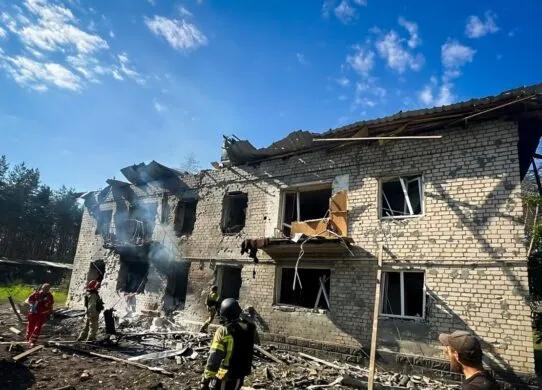 Ракетний удар по Балаклії: ДСНС врятувала жінку з палаючого будинку