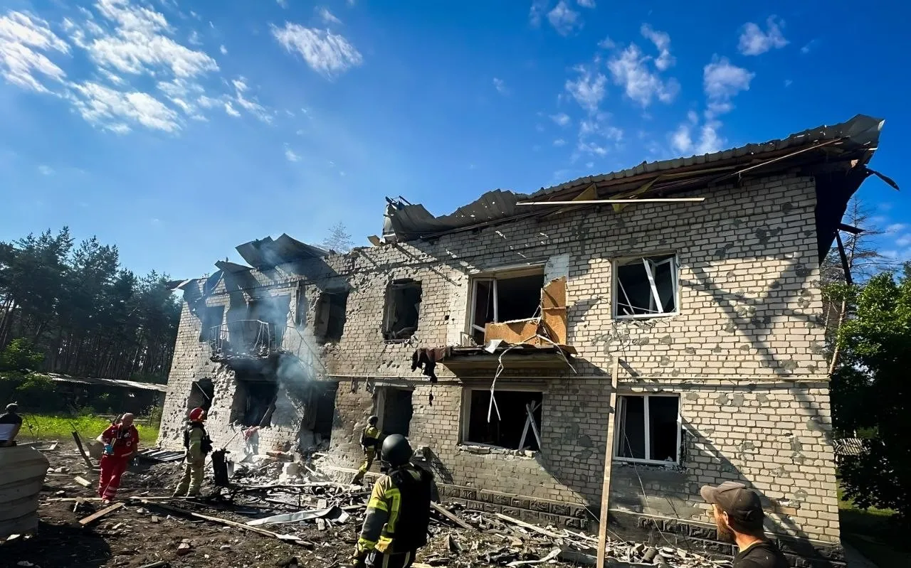 Ракетний удар по Балаклії: ДСНС врятувала жінку з палаючого будинку