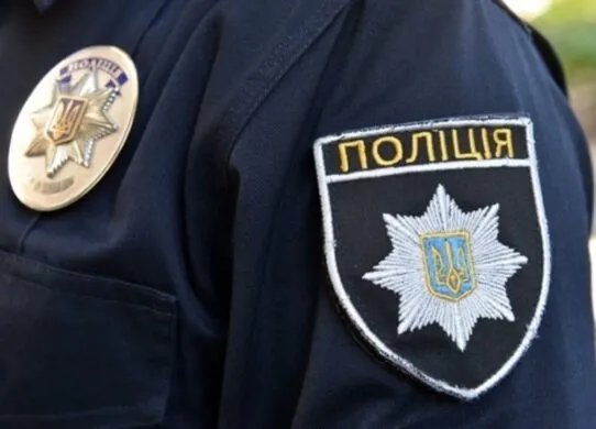 Кидали пляшки та меблі у мешканців: у Харкові затримали сімох молодиків за погром у гуртожитку