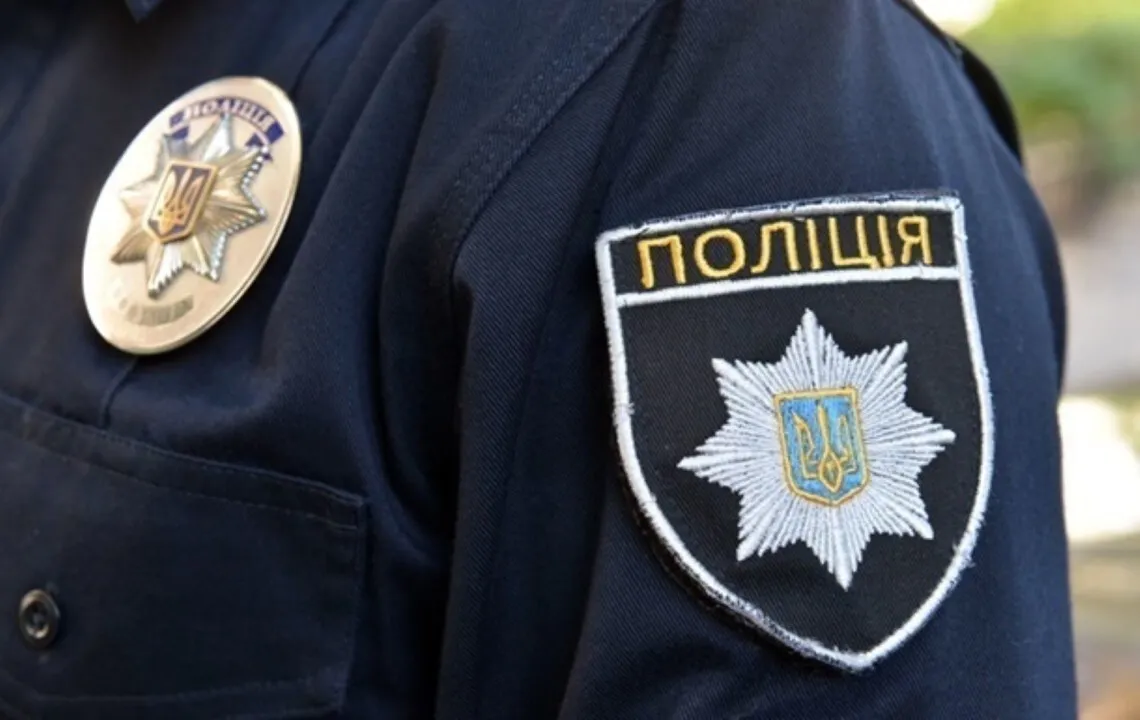 Кидали пляшки та меблі у мешканців: у Харкові затримали сімох молодиків за погром у гуртожитку
