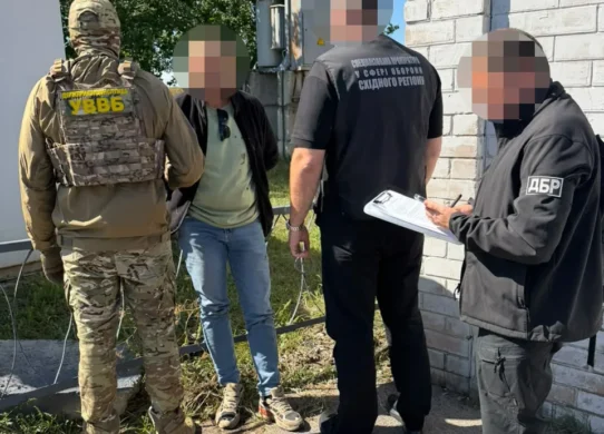 У Харкові правоохоронці затримали прикордонника, який вимагав хабаря за дозвіл виїхати за кордон