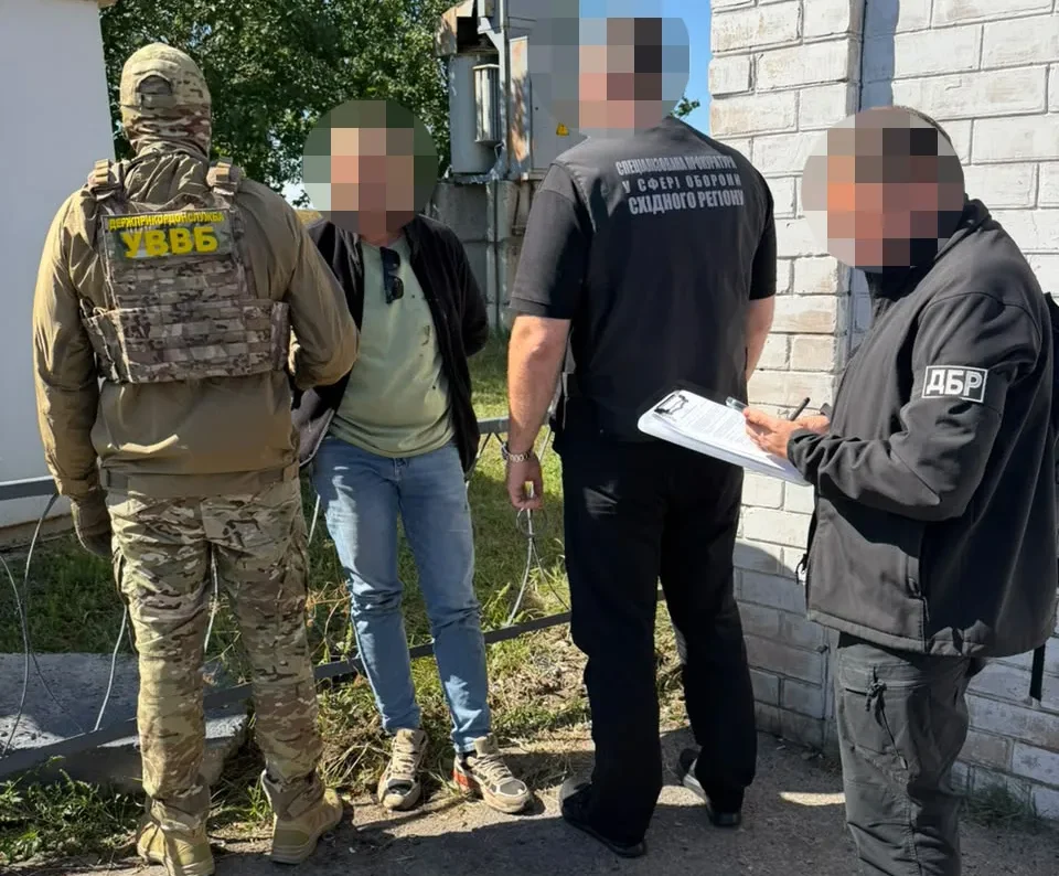 У Харкові правоохоронці затримали прикордонника, який вимагав хабаря за дозвіл виїхати за кордон