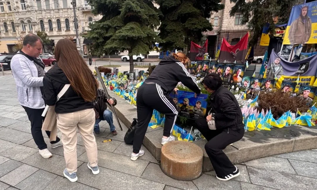 На Хрещатику відкрили меморіальну дошку пам'яті поліцейських з Харкова