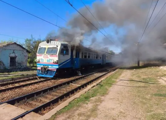 Ворог вдарив по приміському поїзду на Харківщині: двоє пасажирів тяжко поранені, — "УЗ"