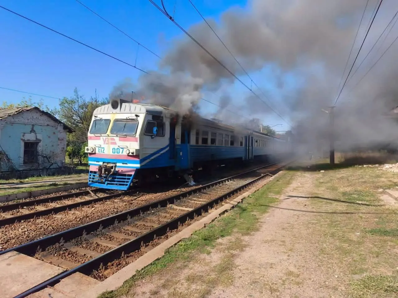 Ворог вдарив по приміському поїзду на Харківщині: двоє пасажирів тяжко поранені, — "УЗ"